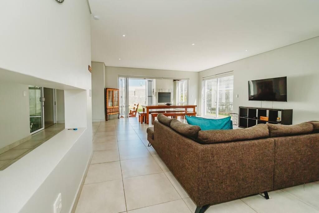 Knights Retreat On Kingswood Golf Estate Holiday home George