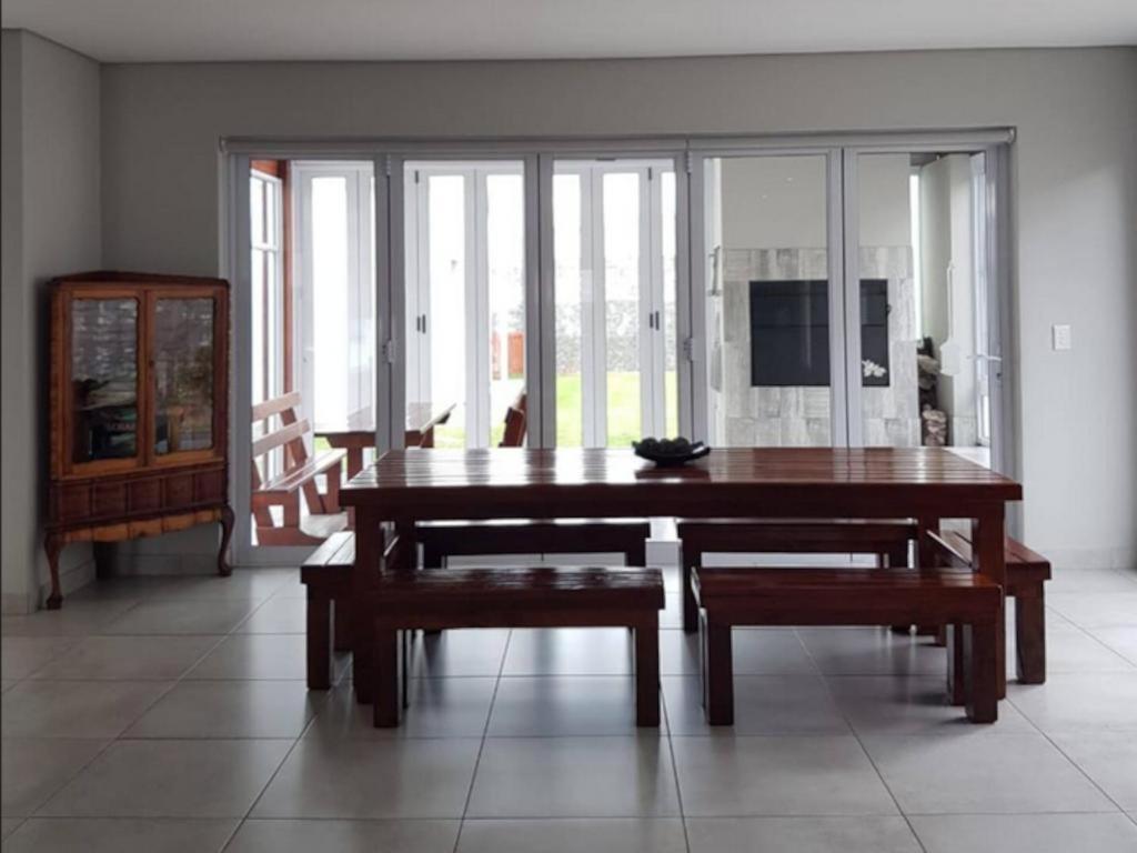 Knights Retreat On Kingswood Golf Estate Holiday home George